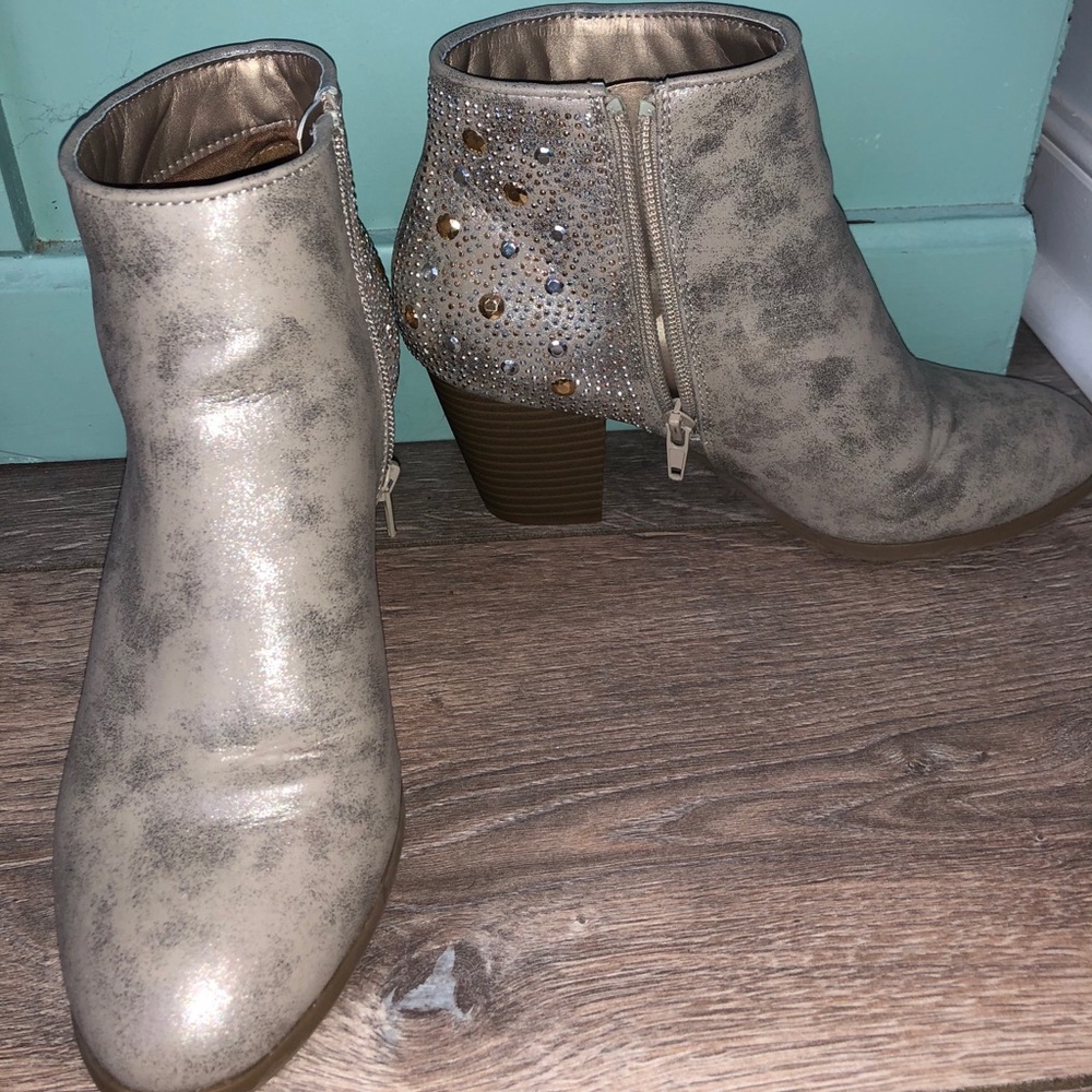Women’s ankle booties